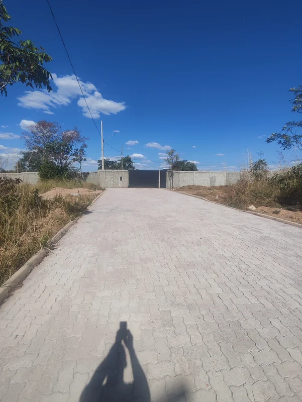 Vendo ótimo lote no jardim botânico, com 300 metros quadrados, rua já está bloqu...