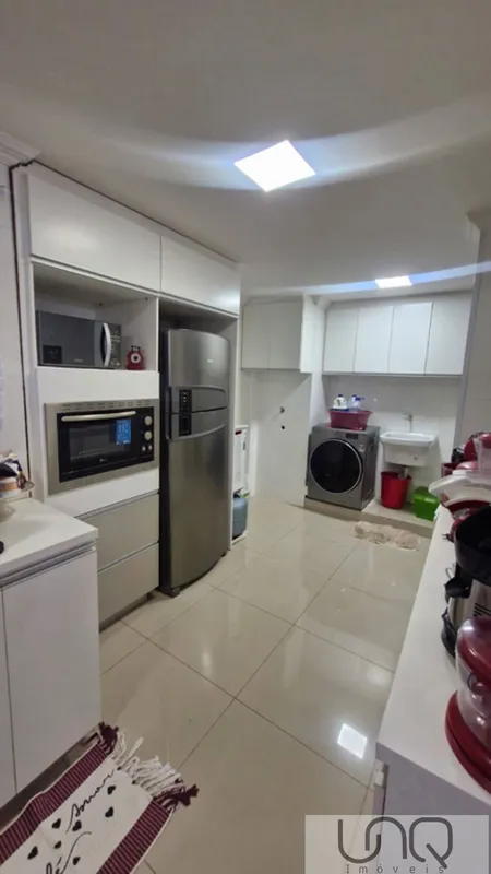 UNA VENDEExcelente apartamento com fino acabamento, localizado no Setor de Mansõ...