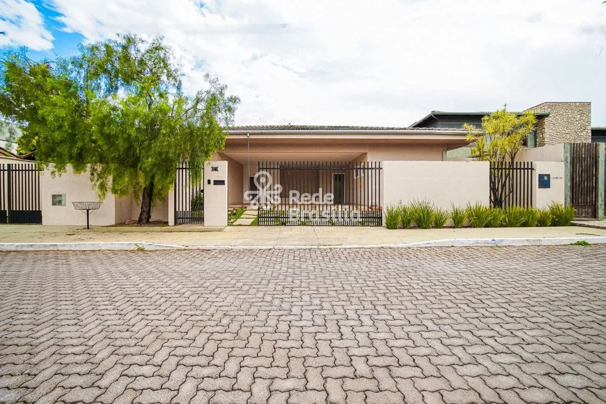 Cond. Solar de Brasília II Qd 02 - Casa com 3 suítes e área de lazer - Jardim Bo...