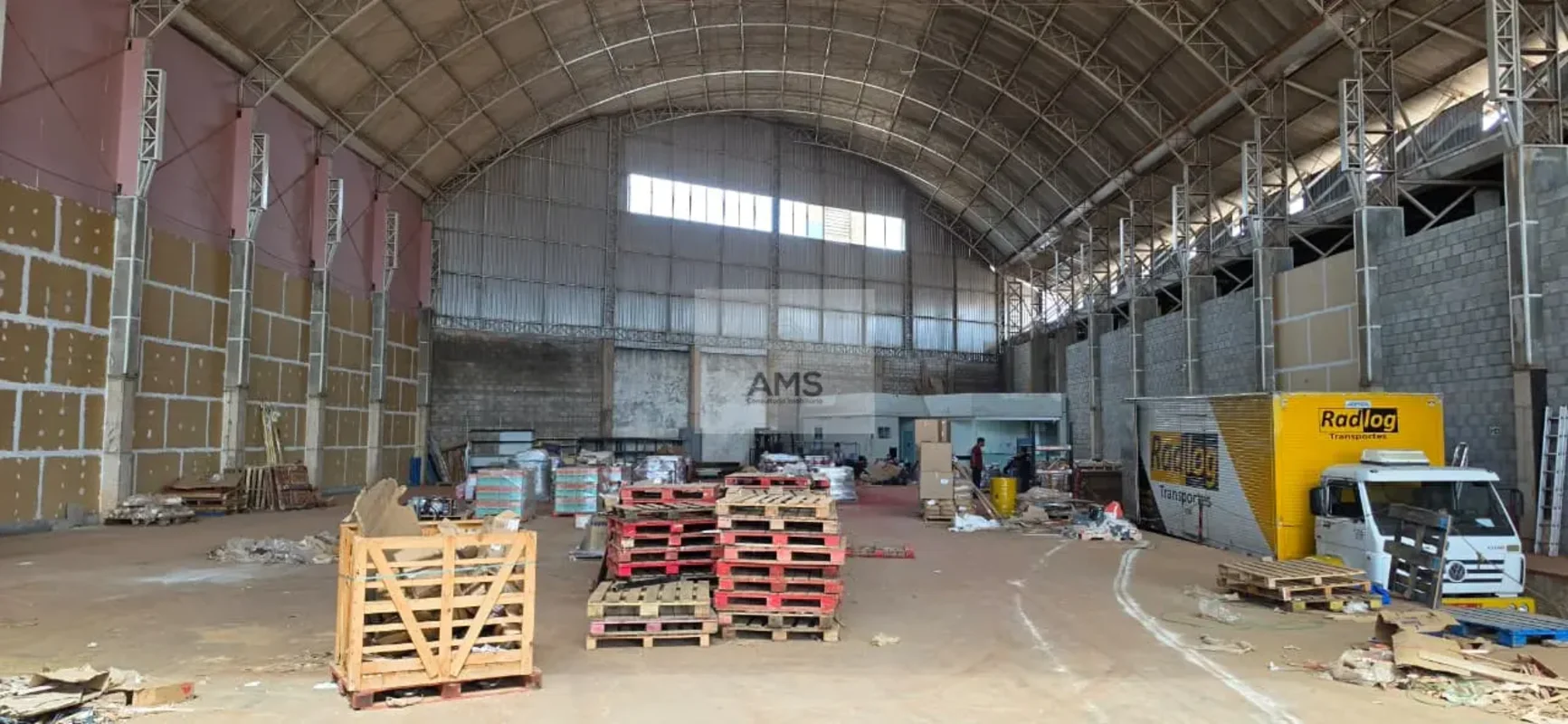 Área total: 1.140 m²- Pé direito: 18 metros- Infraestrutura: Doca para carga e d...