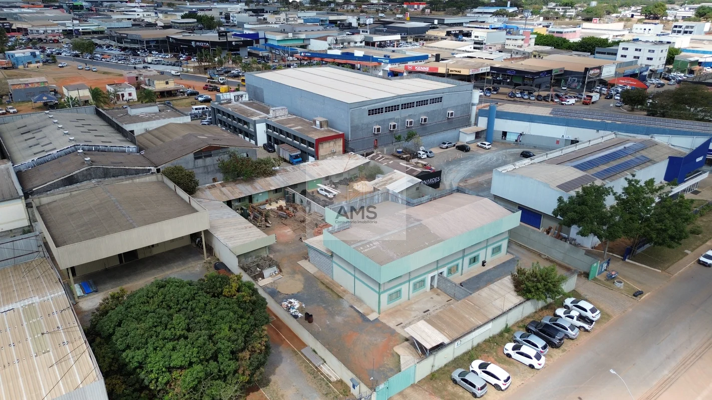 - Área construída: 550 m²- Terreno total: 1.120 m²- Área administrativa completa...