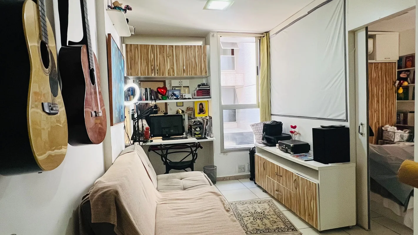 Vendo ótima kitnet na asa sul, com armários e ar condicionado, no Golden Place.1...