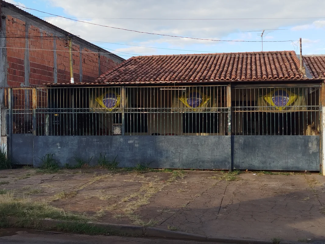 Pra quem busca um imóvel perto de tudo!! Próximo da praça do Bicalho, pistão, me...