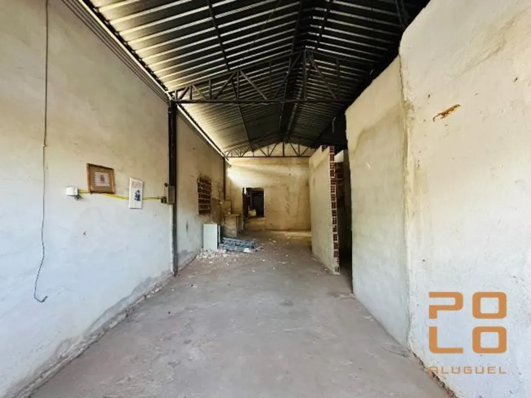 Galpão para alugar no Setor Vila Santa Helena, em Goiânia, com 215 m² de área co...