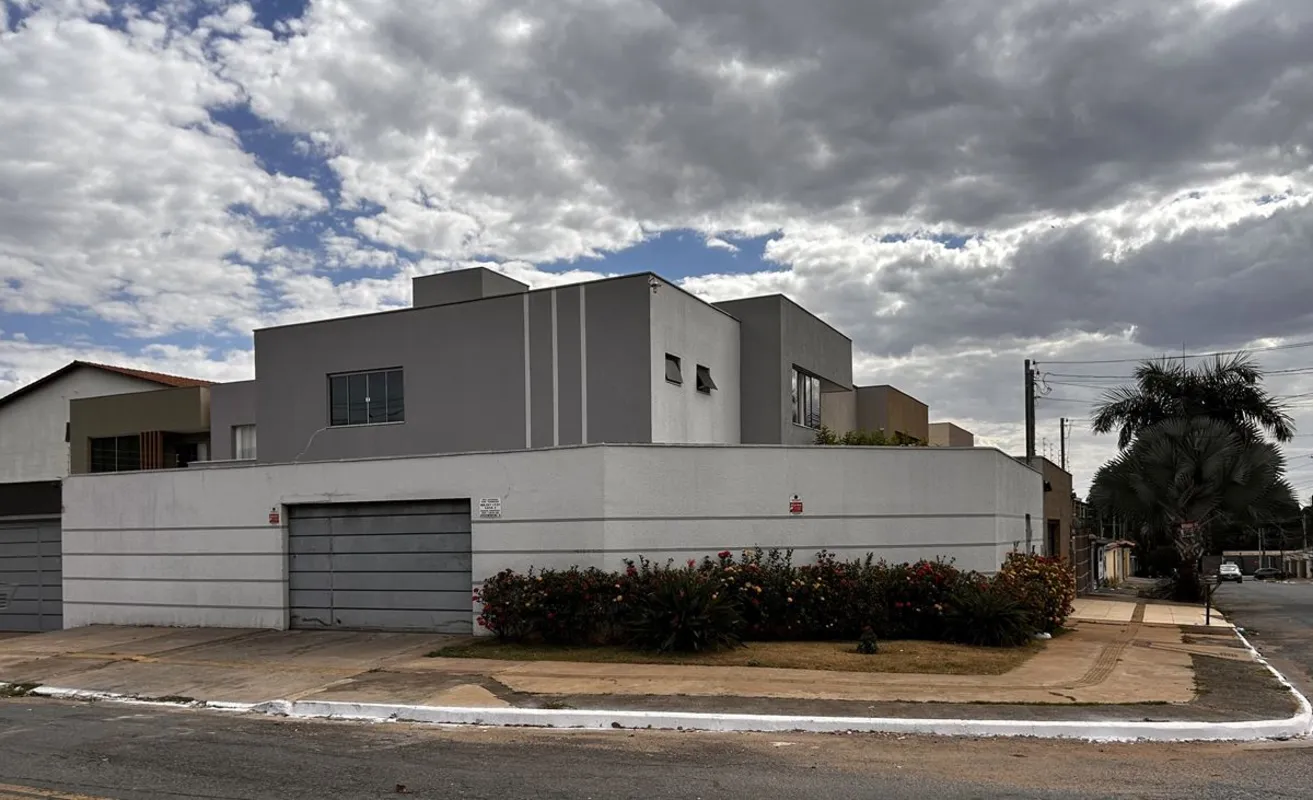 Sobrado de esquina no Parque Amazônia, com ótima localização. Com 222m², constru...