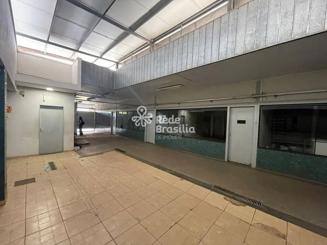 Galpão com 600m² de área construída, no Conjunto 23 da ADE, com 03 banheiros em ...