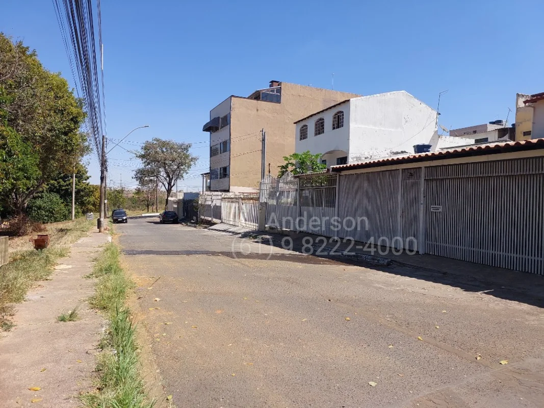 Casa de 2 quartos, sala, cozinha, um único banheiro, área de serviço coberta, ár...