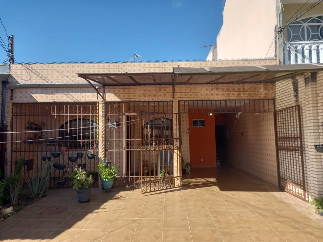 QE-19, CONJUNTO H, CASA SIMPLES, TODA NA LAJE, 03 QUARTOS, SENDO UM SUÍTE, ESPAÇ...