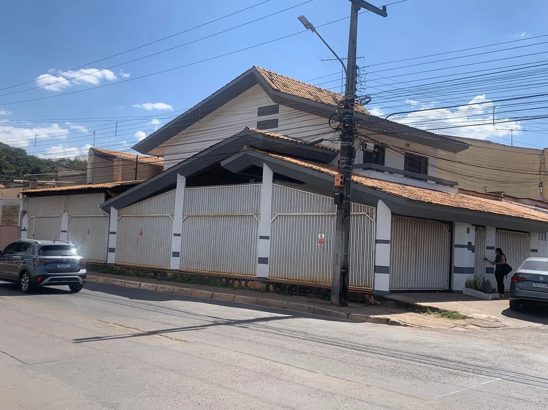 Casa ampla de esquina na Avenida Contorno, Núcleo BandeiranteImóvel bem localiza...