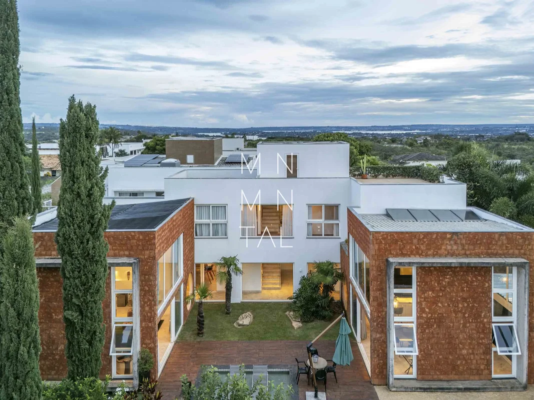 Monumental Agência Imobiliária vende;CASA TAQUARI | SHTQ QUADRA 4 | LAGO NORTEUm...