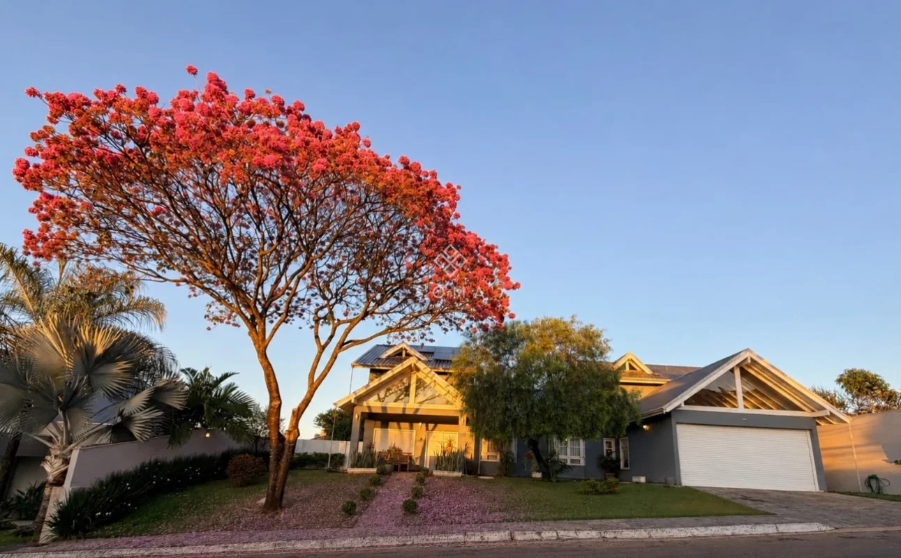 Casa ampla, sofisticada e muito bem distribuída, ideal para quem busca conforto,...