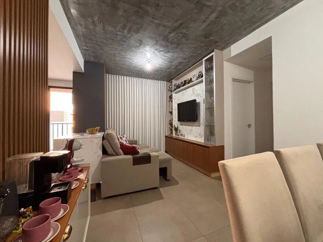 Apartamento 2/4 sendo uma suíte com closet e um banheiro social.Iluminação autom...