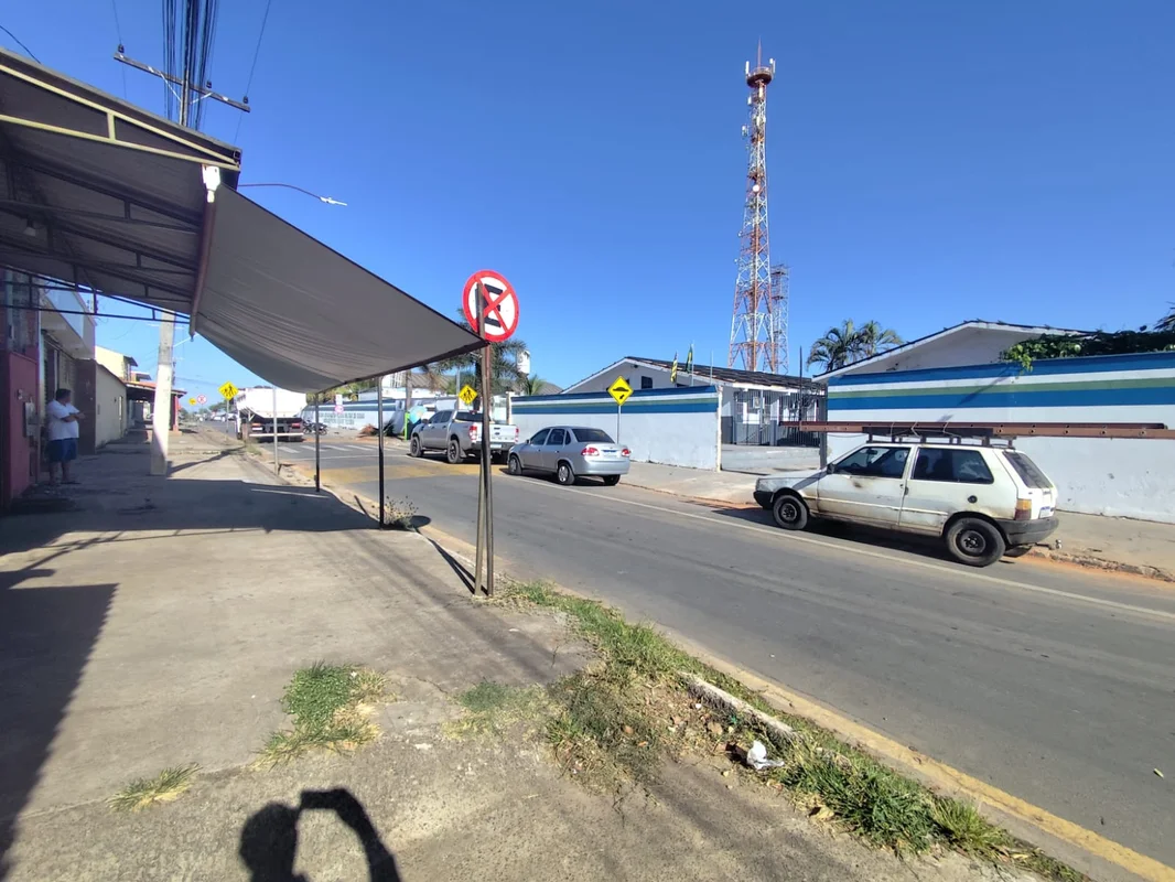 Casa em frente ao Colégio Militar, com 2 quartos, sala de estar e jantar integra...