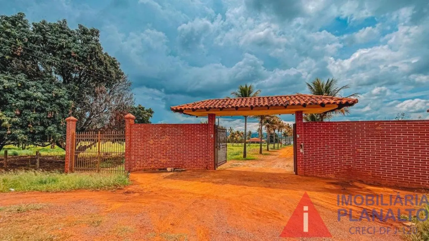 Chácara em excelente localização, com 20.000 metros de área. O imóvel possui edi...