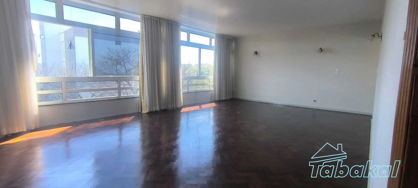 Apartamento no 6° Andar, com vista livre - composto de uma sala ampla para 03 am...