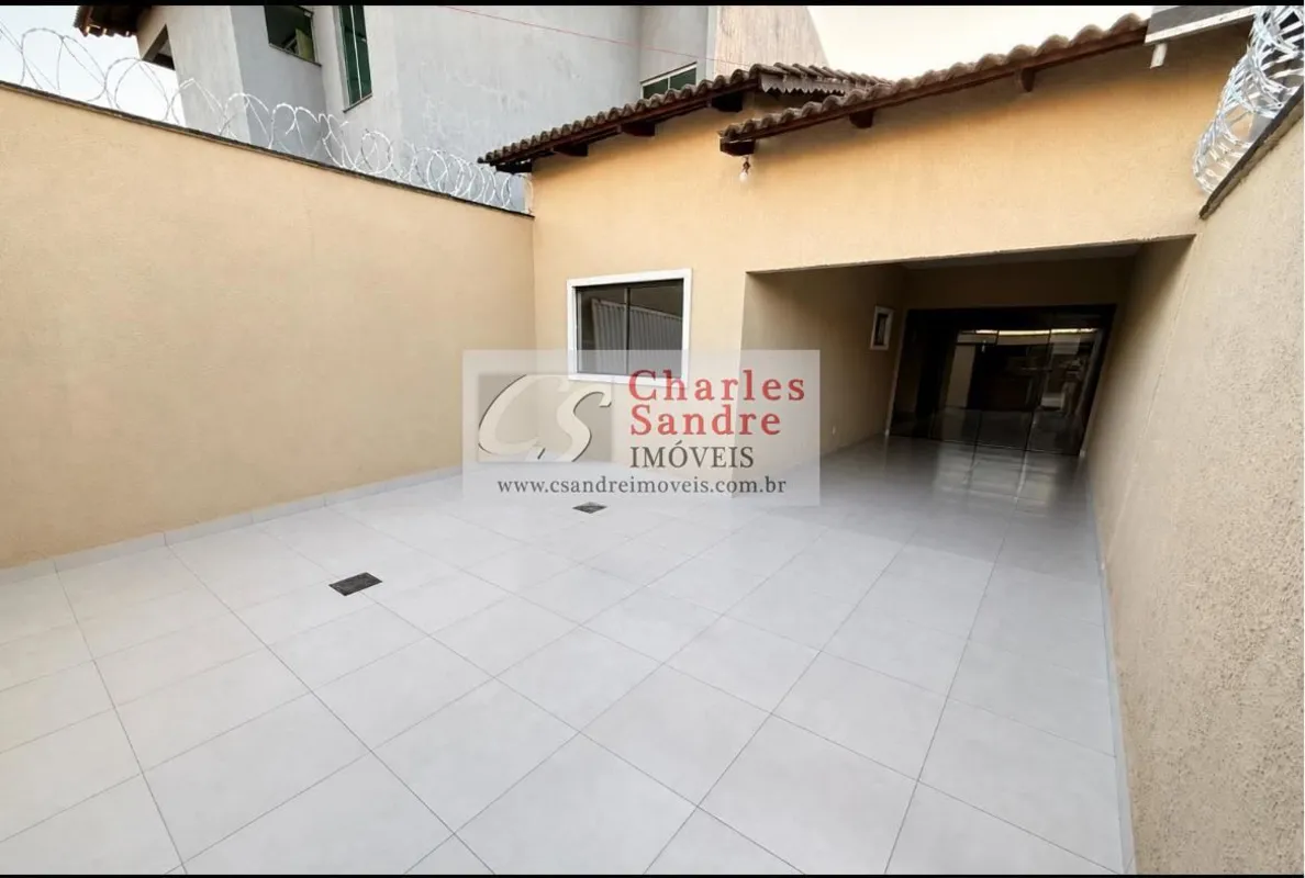 SETOR TRÊS MARIAS - GOIÂNIA Características do Imóvel: Casa recém-reformada e pr...