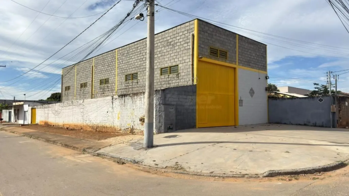 Galpão com aproximadamente 220m², área de 407,50m², sendo aproximadamente 9 metr...