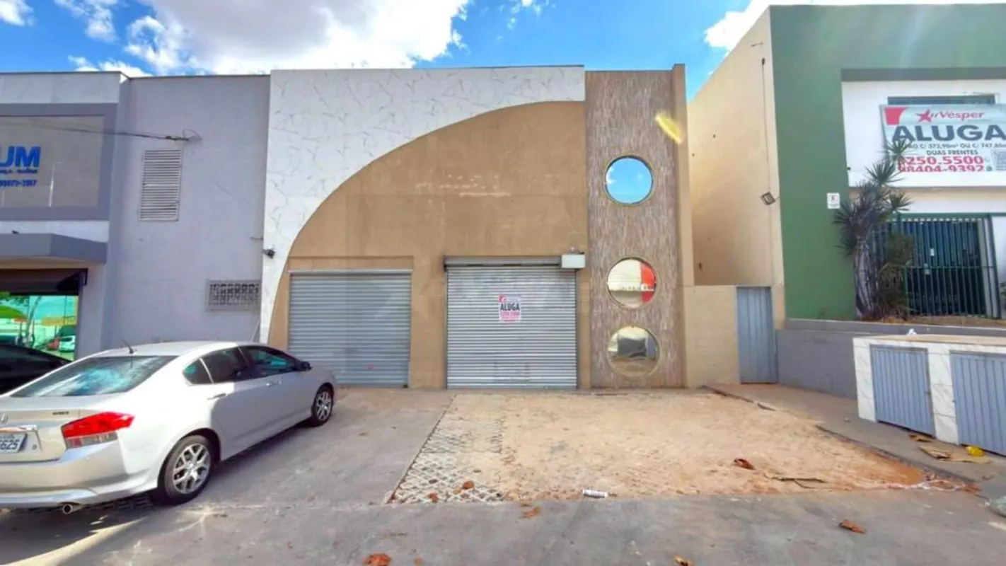 Galpão comercial com 333,00m2, lote com 500,00m2, 2 frentes sendo 2 portas de aç...