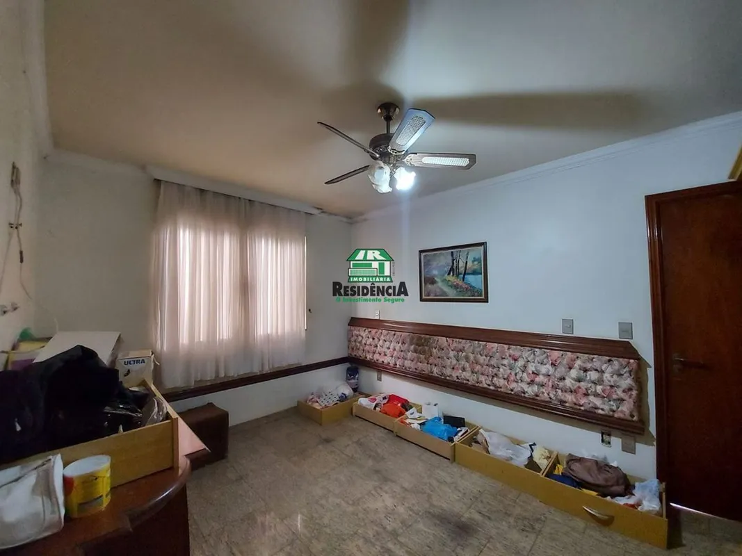 Casa contendo: parte de baixo 02 ambientes de salas, 01 banheiro social, 01 quar...