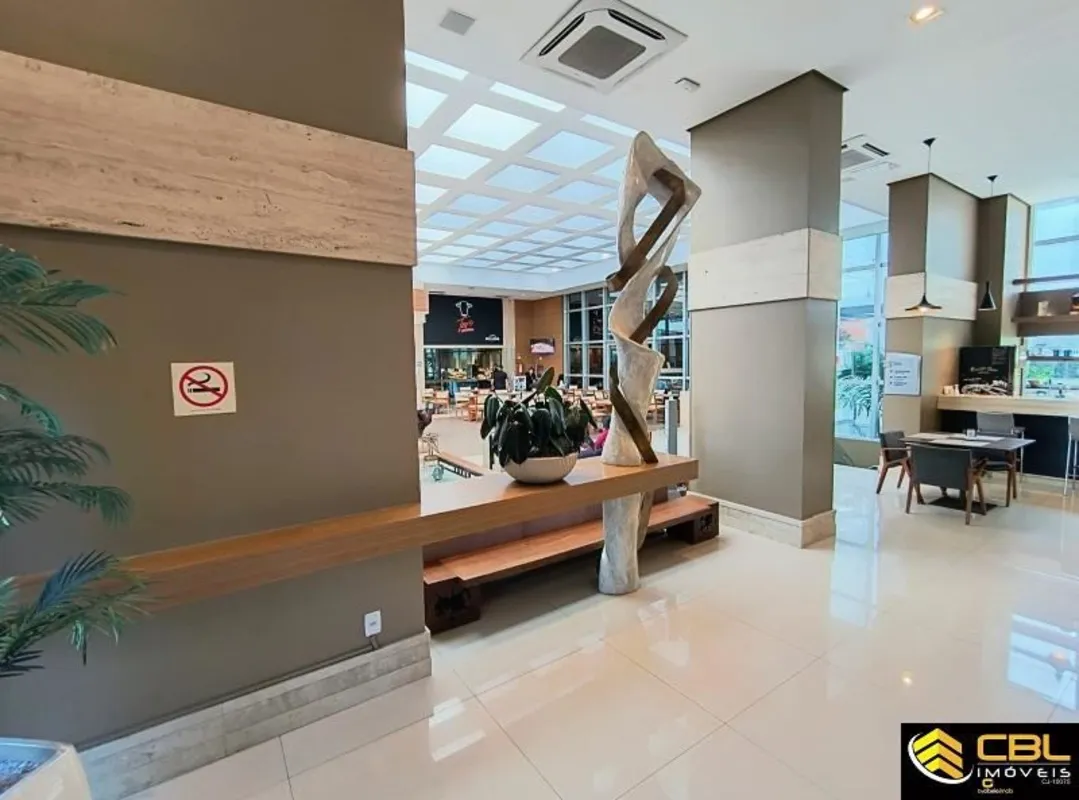CBL IMÓVEIS VENDE: Um flat completamente reformado, de alto padrão, em andar alt...