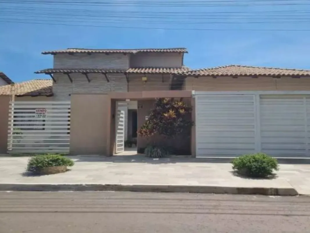 Casa com 108 m² de área construída em terreno de 380 m², composta por:• 3 quarto...