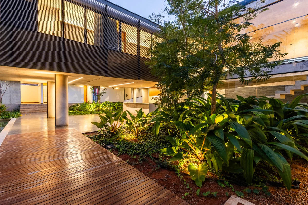 CASA ESPETACULAR ONDE A NATUREZA E O CONCRETO ESTÃO EM SINTONIAExcepcional casa ...