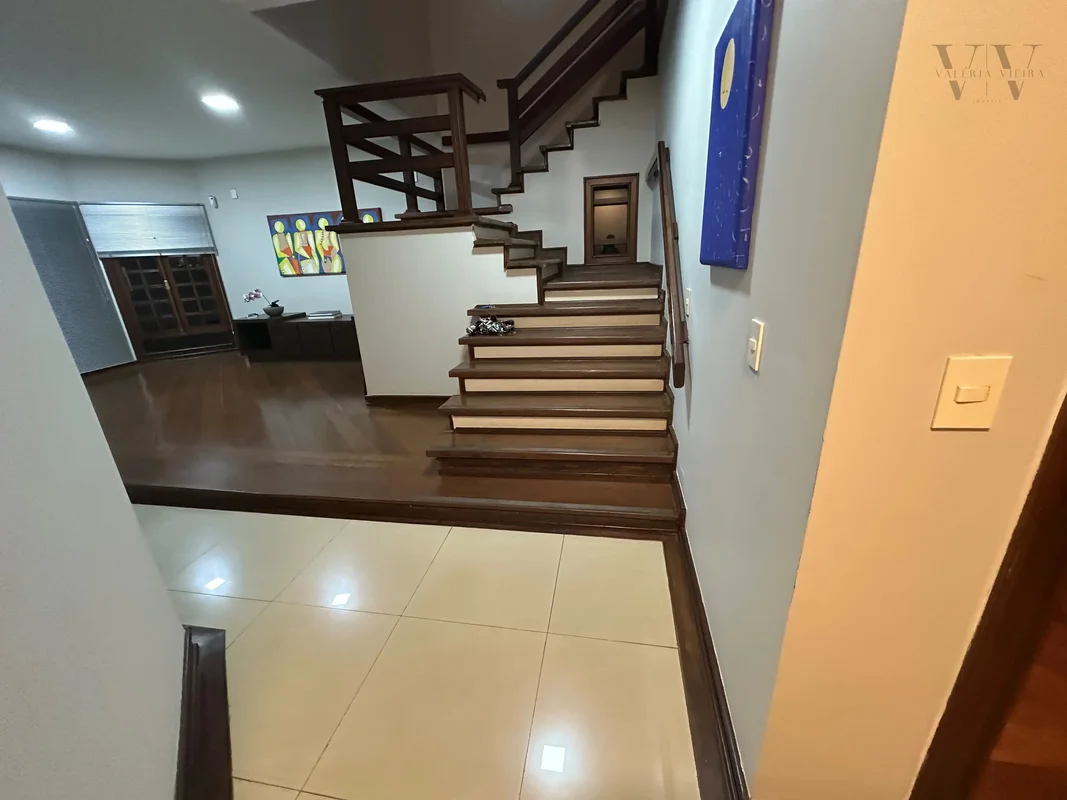 Descubra um sobrado exclusivo no coração do Lago Sul, na SHIS QI 13 Conjunto 12....