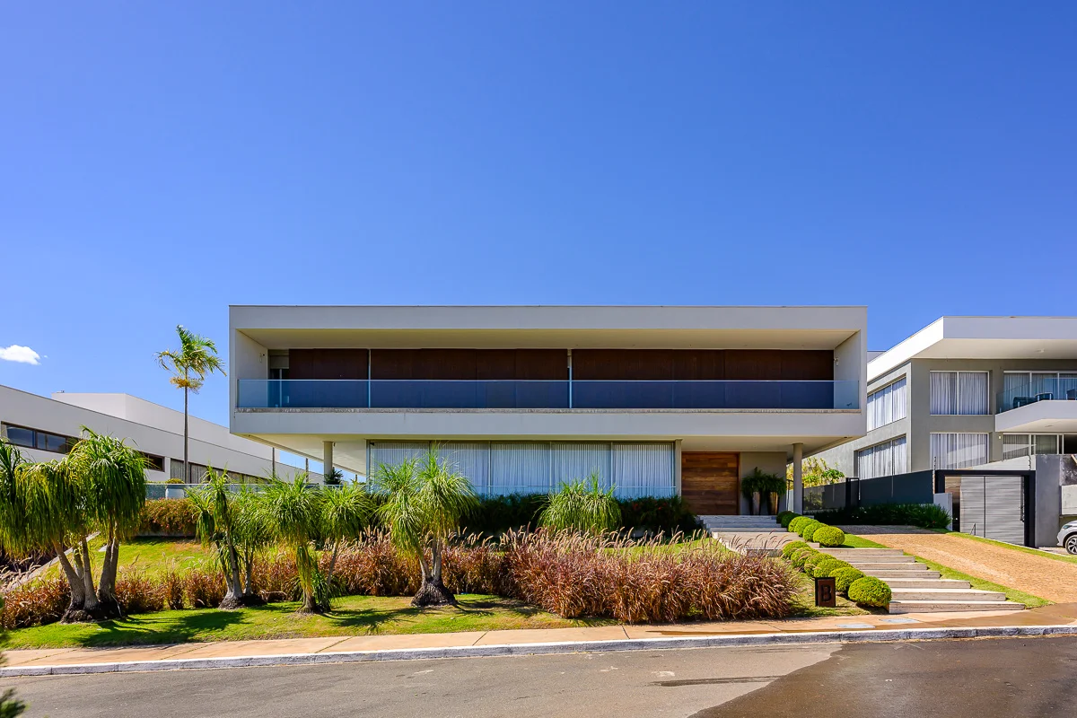 Casa em condomínio, moderna e elegante de 883 m2 de área útil, em um terreno de ...