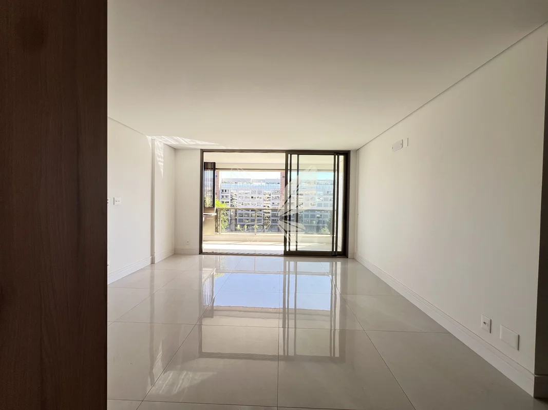 Apartamento novo, nunca habitado, com 184 m² e uma planta especialmente bem reso...