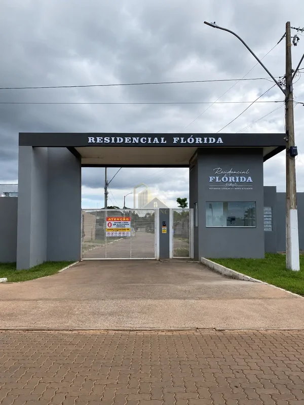 Excelente lote de 1.300 m2 todo plano;Já possui muro em uma lateral e nos fundos...