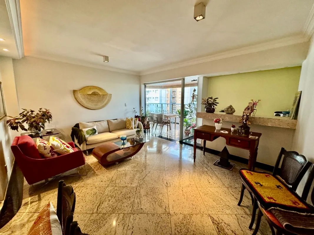 Conheça esse apartamento amplo, bem iluminado e com uma planta que valoriza conf...
