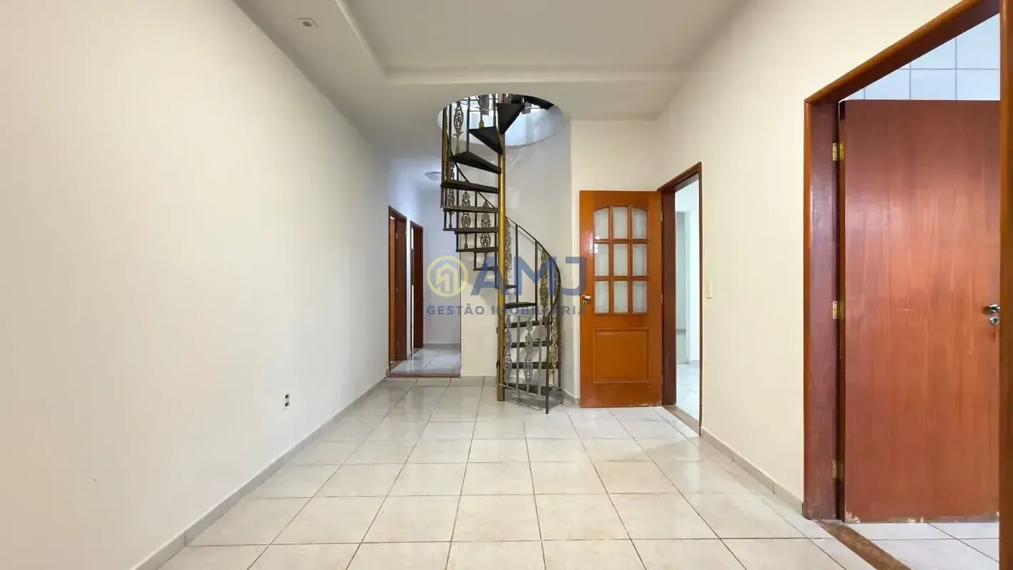 SOBRADO À VENDA VILA LUCY GOIÂNIAMuito espaço, ambientes bem distribuídos e vers...