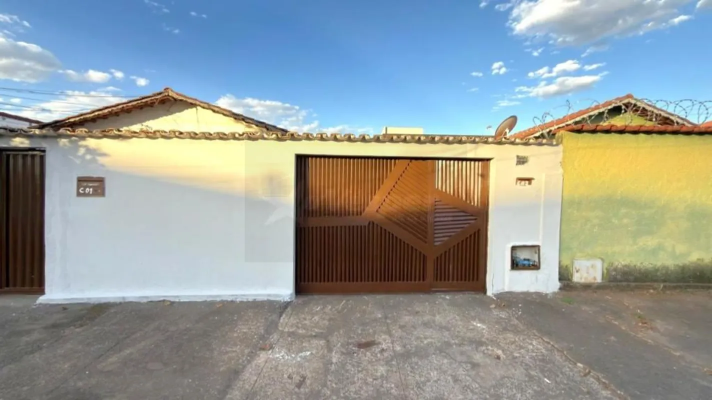 Casa com 02 quartos conjugados, sala de estar, sala de jantar, cozinha e banheir...