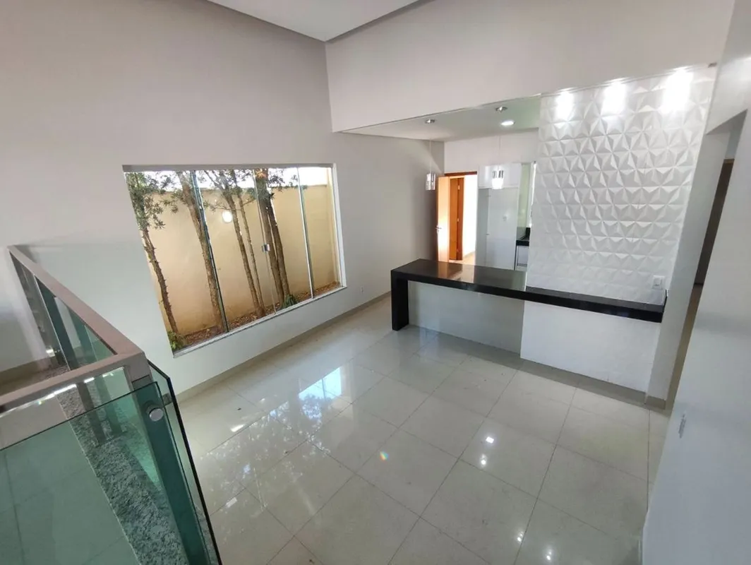 Casa tÃ©rrea espaÃ§osa de 172 mÂ² de Ã¡rea privativa oferece ambientes amplos, b...