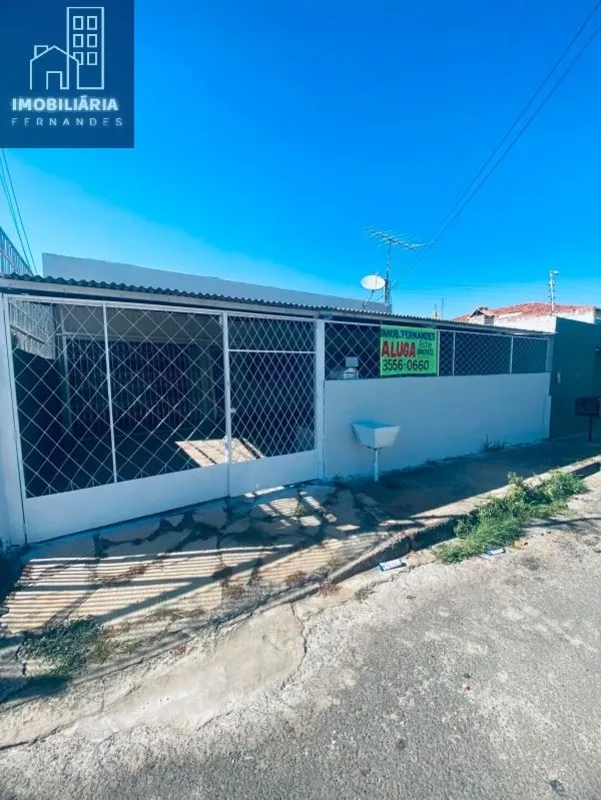 IMOBILIÁRIA FERNANDES aluga casa na Quadra 13 do Setor Leste, no qual a mesma po...