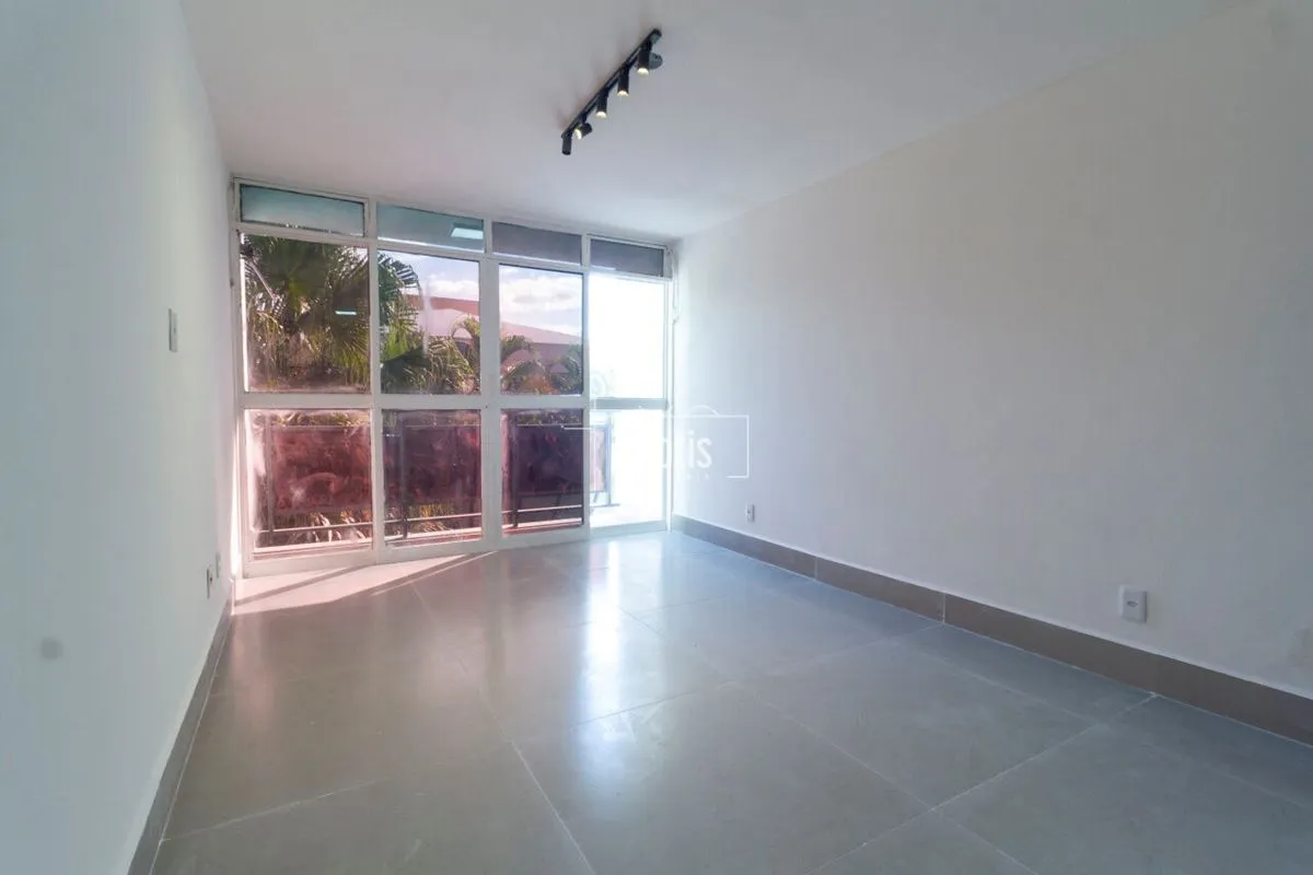 CLN 109 - O imóvel conta com 1 quarto, banheiro, 1 varanda, bancada em granito, ...