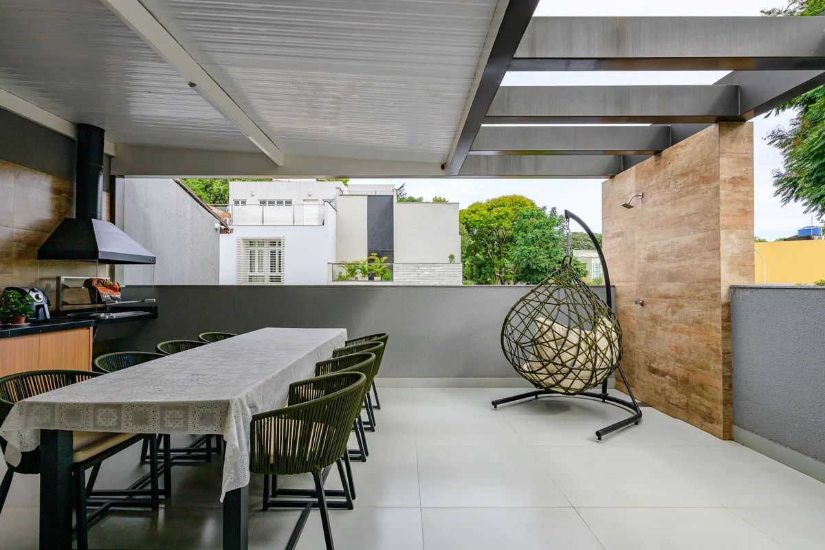 Descubra esta linda casa reformada e planejada na SHIGS 707 Bloco B, ASA SUL, Br...