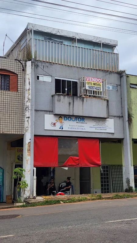 SCLRN 714: Loja Térrea + 4 Kits com Banheiro Privativo no SubsoloVende-se imóvel...
