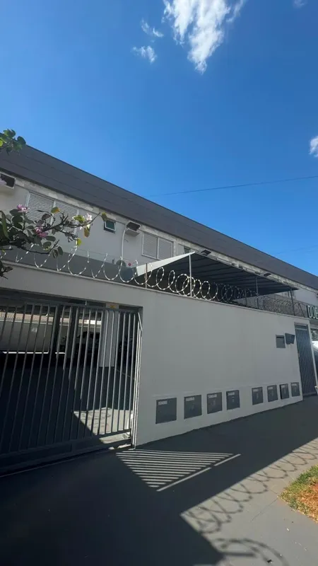 Kitnet no padrão apartamento com cozinha americana, e sala espaçosa. Quarto com ...
