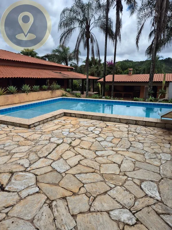 EXCELENTE CASA COLONIAL NO CONDOMINIO QUINTAS DO SOL, LOTE COM 2.000 M2, AREA CO...