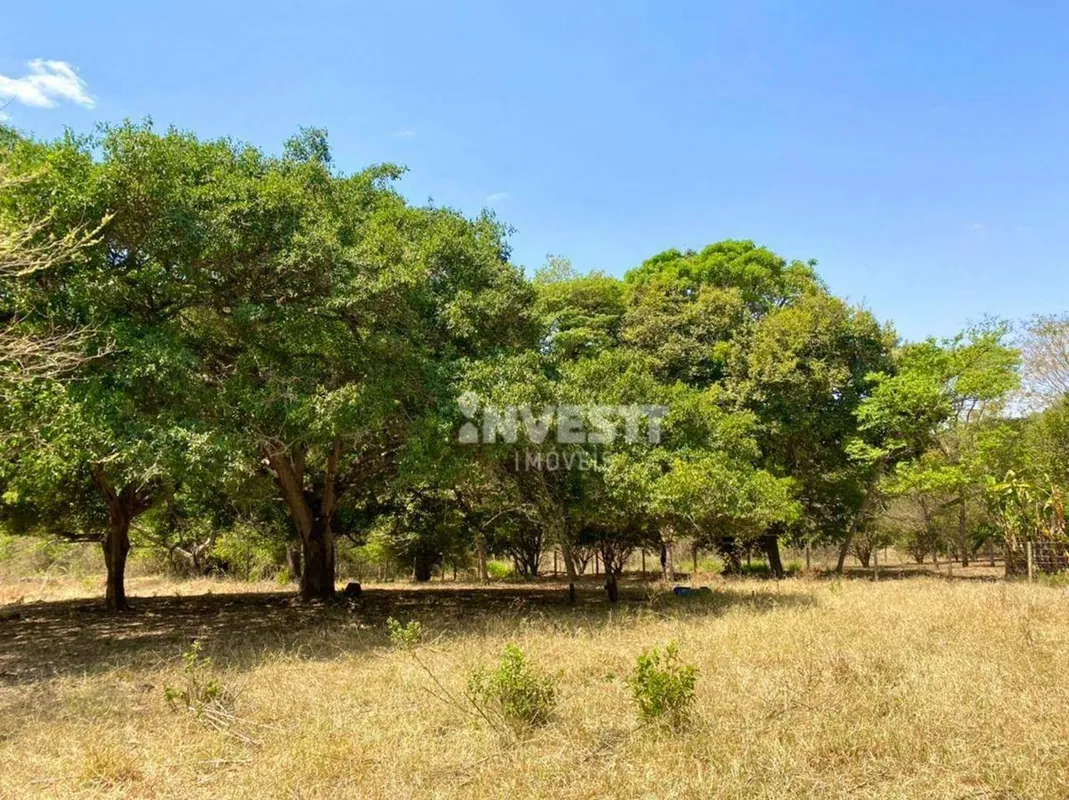 CHÁCARA DE 27.000m2 C/ CÓRREGOLOCALIZAÇÂO:Localizada a 33km do Shopping Flamboya...