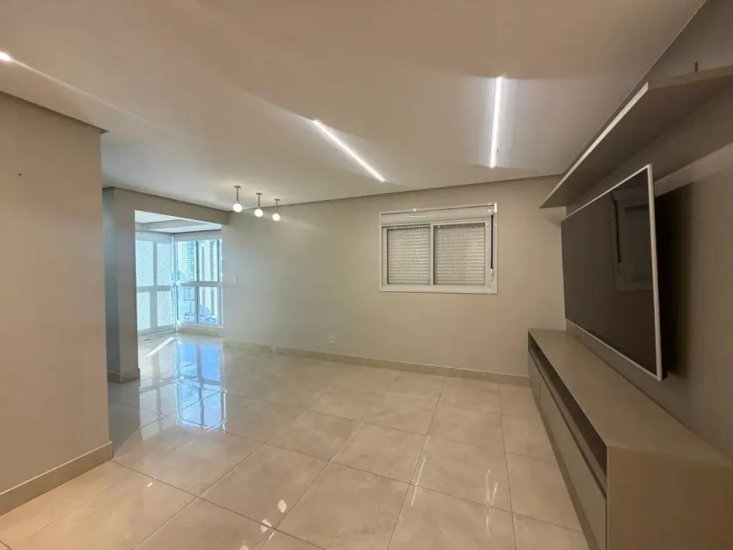 O Apartamento está completo em armários planejados e embutidos, com possui um pr...