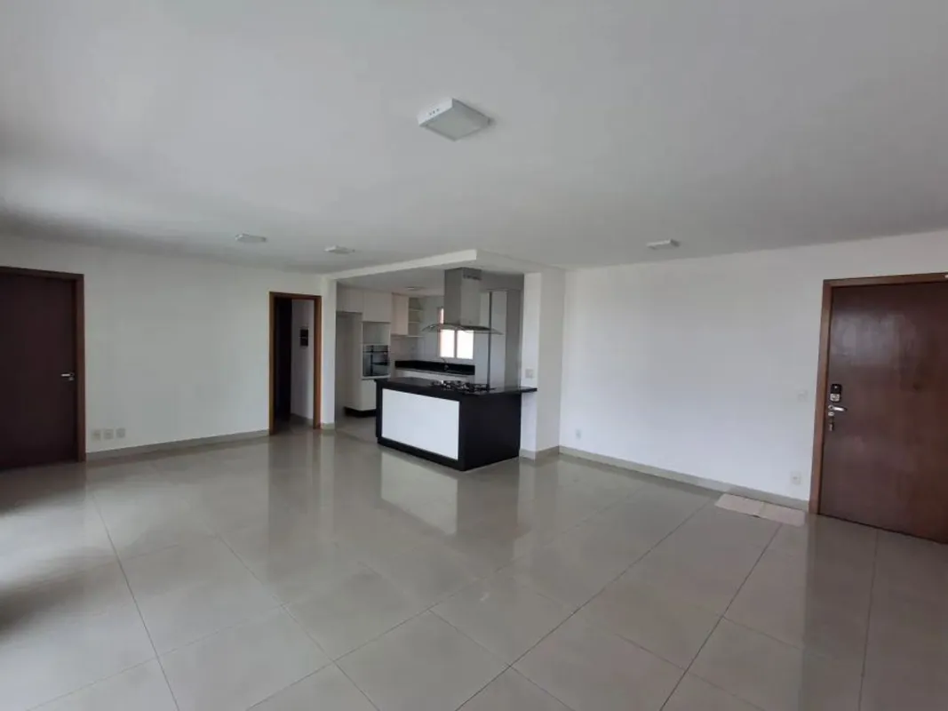 O Apartamento está completo em armários planejados e embutidos localizado no bai...