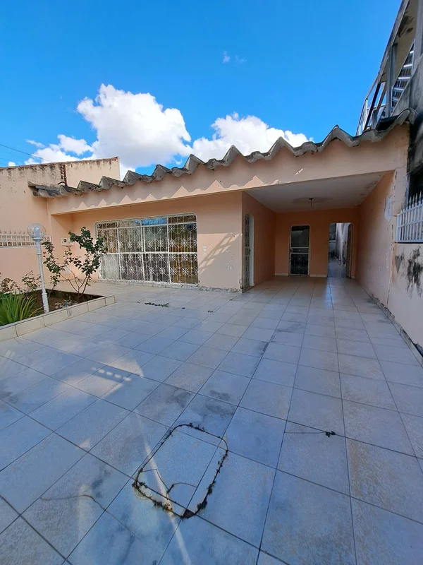 Venda casa QSC 05 ampla e central - Taguatinga Sul360m²• 4 Quartos• 3 Vagas• 3 B...