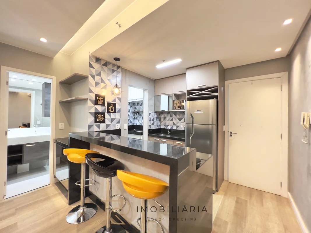 TRG Imobiliária vende: Apartamento reformado, mobiliado e pronto para morar em Á...