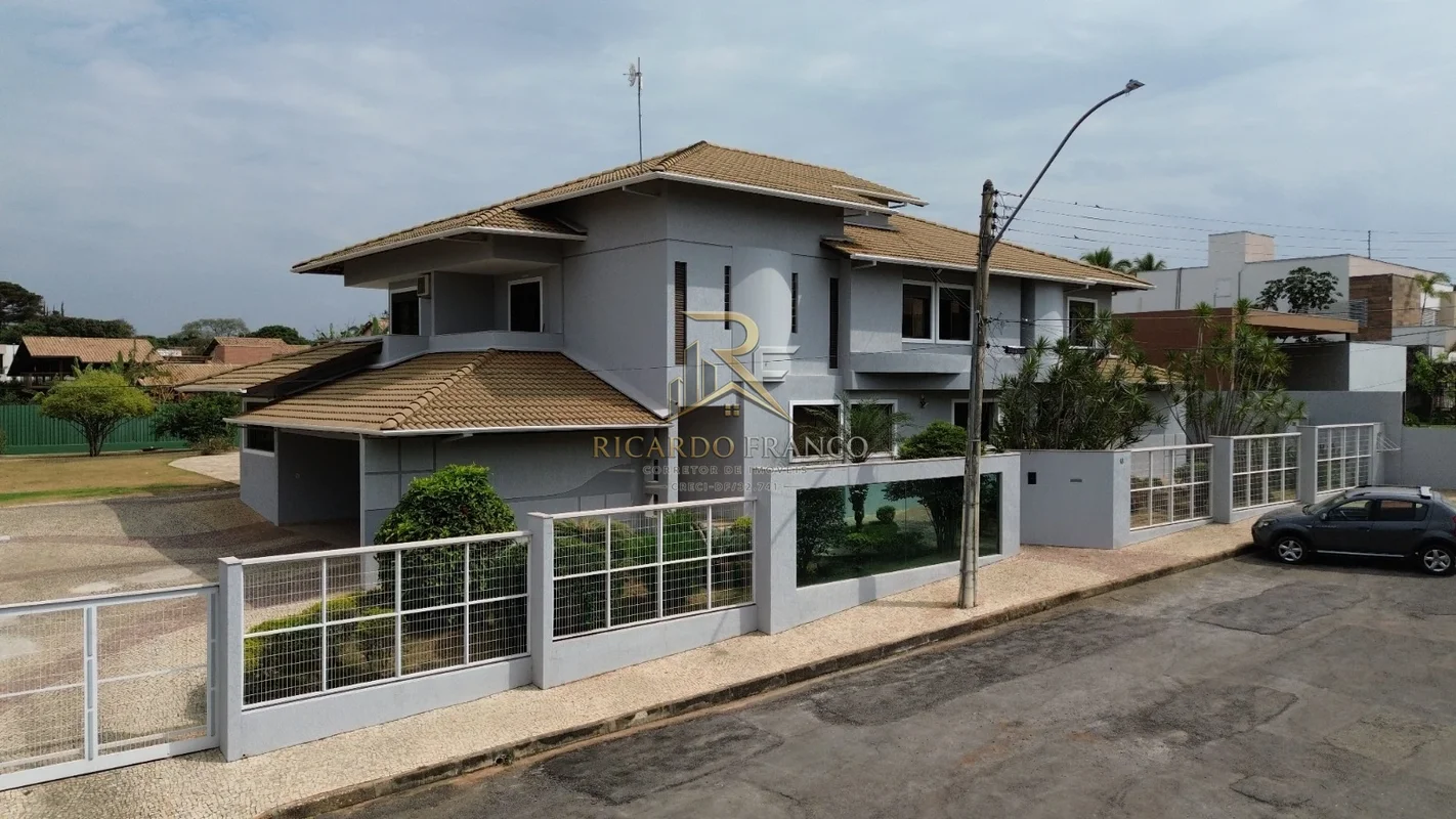 Casa em estilo colonial, 580m² de área construída, edificada em um raro terreno ...