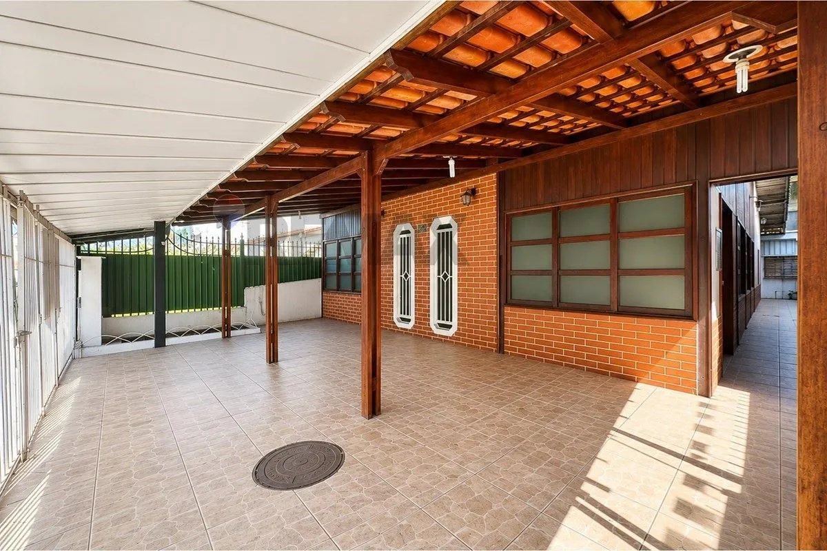 Casa à venda na QE 26, Conjunto J Guará II.Imóvel com frente para o comércio, em...