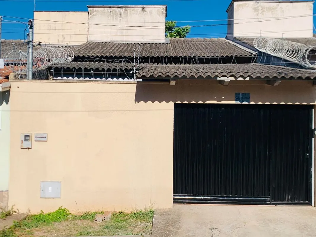 Casa com dois quartos, sendo um suíte, banheiro social, sala, cozinha, área de s...