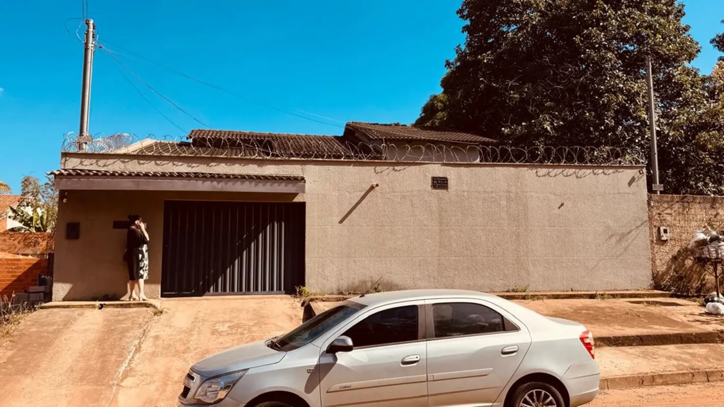 Casa com 3 quartos , sendo 1 suíte, quintal grande, varanda na frente, cozinha s...
