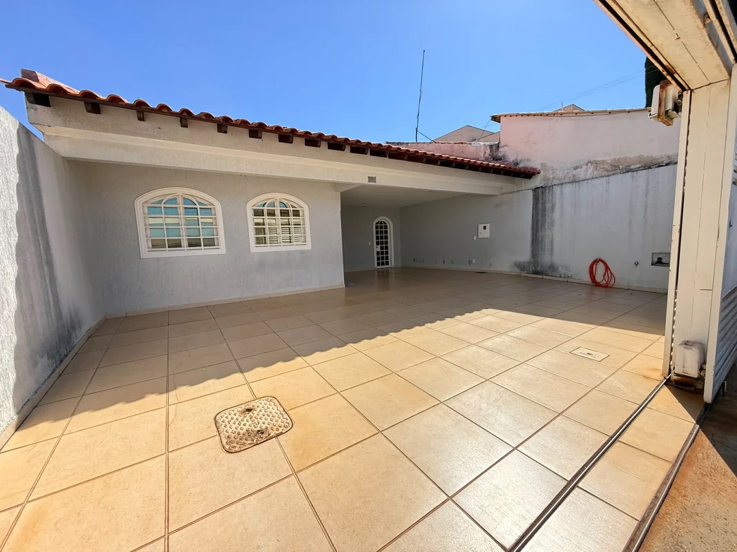 Casa Espaçosa e Completa com 4 Quartos, Suíte e 5 Vagas — Taguatinga NorteUma ca...